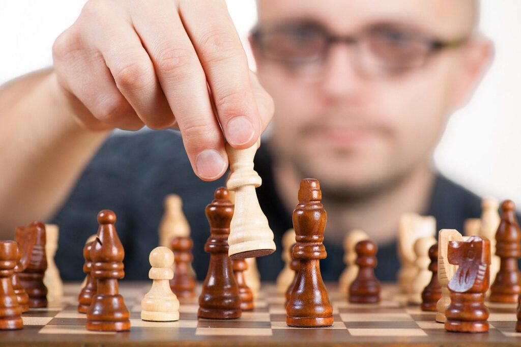 Joueur d'échecs réfléchissant à sa stratégie