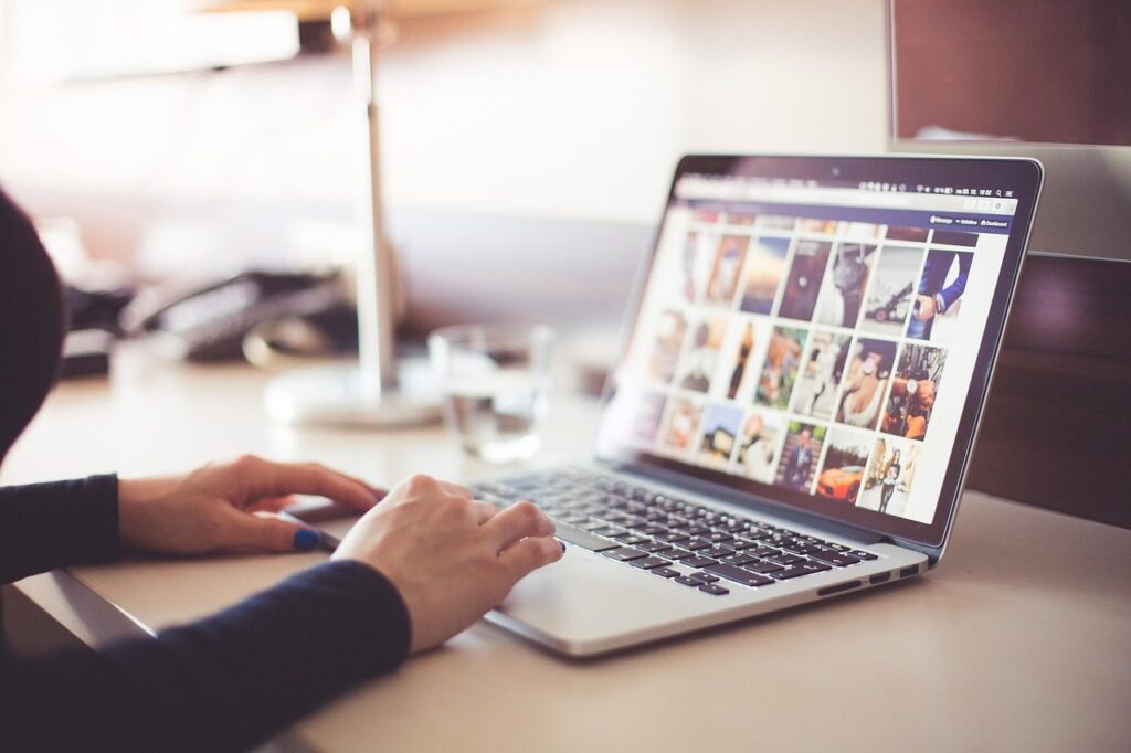 Rédactrice web au travail sur son ordinateur