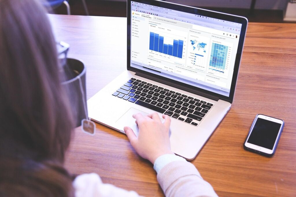 Analyse SEO d'une page sur un ordinateur