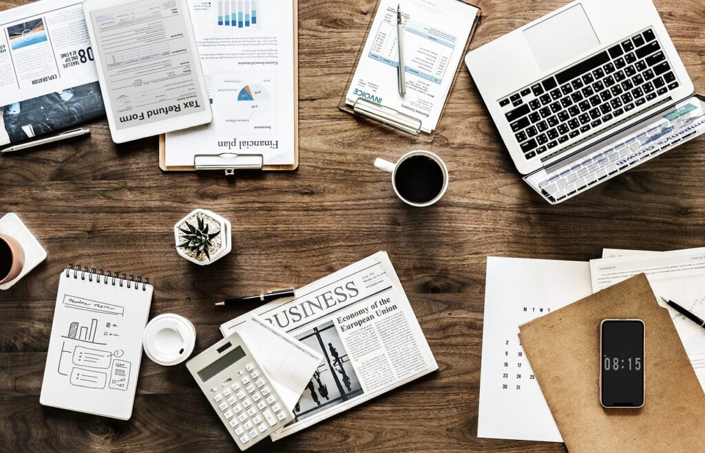 Documents et rapport sur un bureau